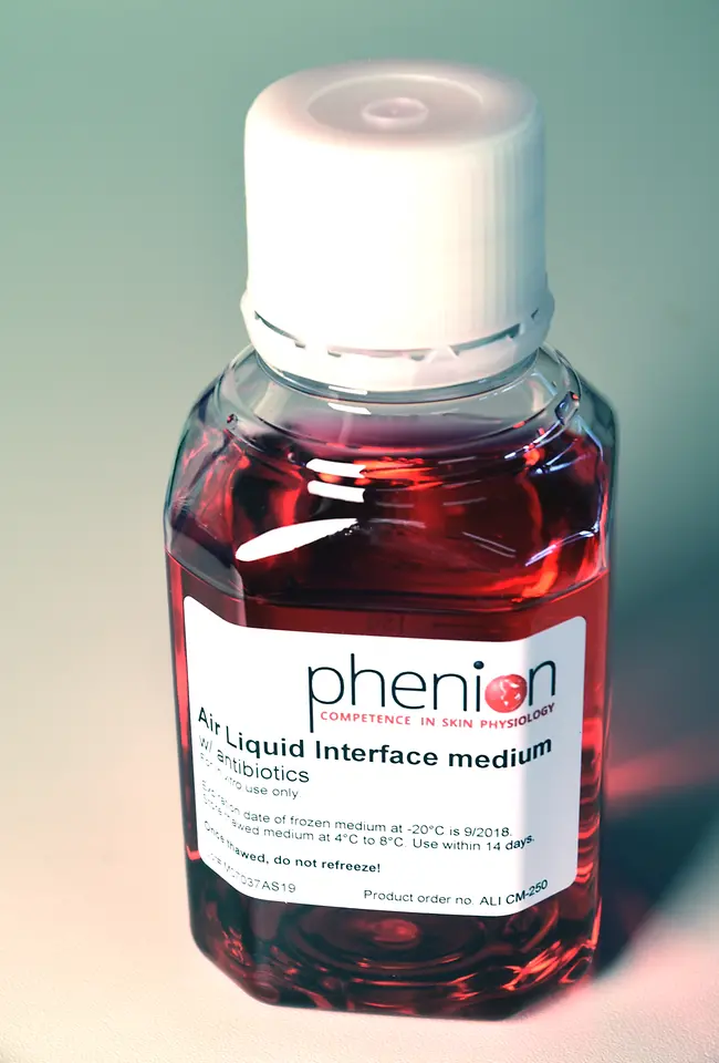 Bottle with air liquid interface medium.